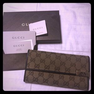 Gucci wallet. Beautiful and unique!